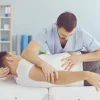 Terapeuta especializado liberarando la tensión muscular