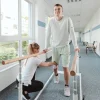 Sesión de rehabilitación física con un terapeuta